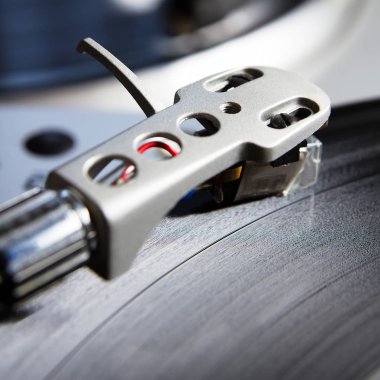  Bir disk jokey için profesyonel ses ekipmanları. Pikap vinil pikaplar ve iki kanal ses denetleyicisi karıştırma. 