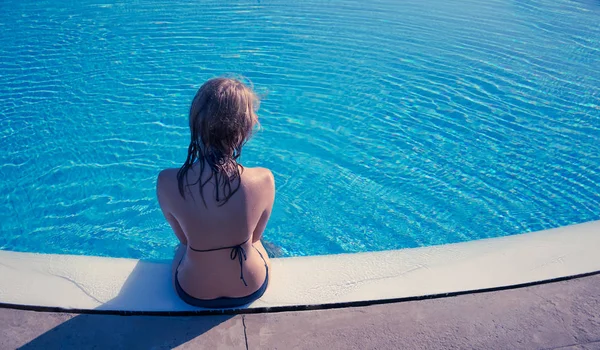 美丽的小女孩在避暑胜地的游泳池边 — 图库照片