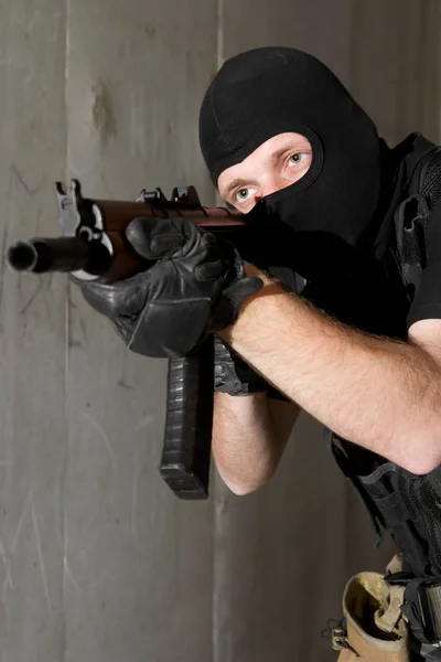 Φωτογραφία Της Ένοπλης Άνθρωπος Στον Αγώνα Ομοιόμορφη Παίζοντας Τρομοκρατικές Ειδικές — Φωτογραφία Αρχείου