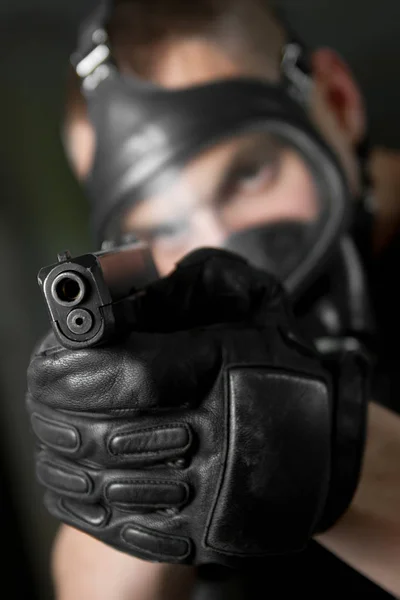 Φωτογραφία Της Ένοπλης Άνθρωπος Στον Αγώνα Ομοιόμορφη Παίζοντας Τρομοκρατικές Ειδικές — Φωτογραφία Αρχείου