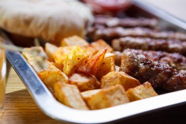 Egzotik Sırp gıda menü arka plan. Geleneksel ızgara ve yemek fast food restoran füme. Delicious, sağlıksız fastfood Cafe menü ama. Gıda kompozisyonu kapatmak kadar arka zemin