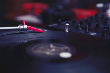 Pikap dj vinil plak çalar, analog ve dijital müzik Dj için analog ses teknolojisi. Yakın, makro disk jokey profesyonel stüdyo, konser, etkinlik için donatım