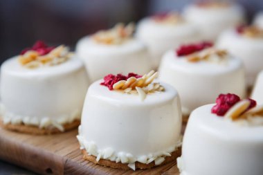 Kafede lezzetli ahududu fincan kek tatlı