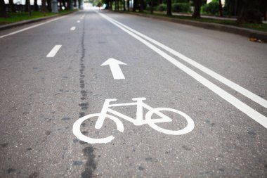 Emanet ayrı Bisiklet Park lane. Bisiklete binme için ayrılmış yol. Sağlıklı şehir ulaşım sürme başlatmak.