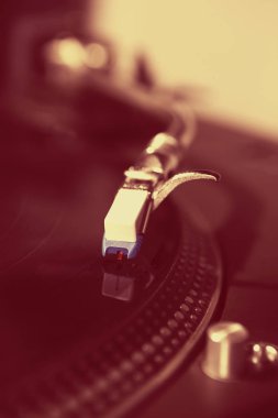 Hip hop Dj pikap rekor müzik ile oynuyor. Pro turntable kayıtları çizilmemesi için iğne. Yakın, disk jokey, stüdyo ya da gece kulübü partisi için profesyonel ekipman