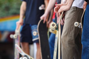 Kaykaylar elinde binmeye hazır ile paten rampa üst duran genç kaykaycı çocuklar grubu. Eğlenceli yaz etkinliği aktif insanlar için. Gençlik yaşam tarzı arka plan