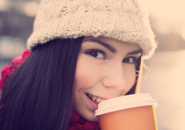 Sıcak kış giyim alkol sıcak kahve içecek açık hipster kız. Kağıt fincan latte veya cappucino içme çekici genç beyaz kadın portresi