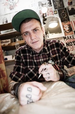 dövme yapma işlemi gösteren studio