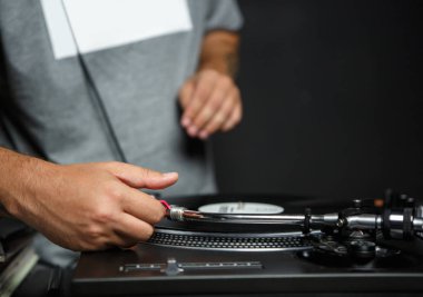Party dj koyar turntable iğne ile müzik oynamak için bir kayıt üzerinde gece kulübünde ayarlayın. Disk jokey için profesyonel retro ses cihazı kapatın. Müzisyen bağbozumu dönüş tablo player'ın sesi kolu tutar