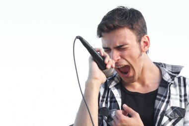 Genç Rock'çı şarkı etkileyici. pozlanmış beyaz gökyüzü açık izole