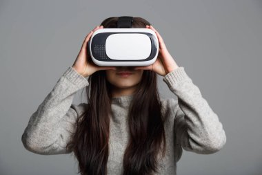 Stüdyo mobil oyun uygulamalar için yeni artırılmış gerçeklik gözlük kullanan genç ve güzel kız portresi. Mobil Oyunlar apps ile yenilikçi 3d vr kulaklık kullanın. Trendy sanal gerçeklik oyun aygıtı kullanımda