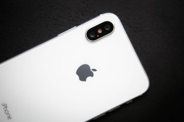 Kiev, Ukrayna-27 Eylül, 2018:Iphone Xs modeli. Beyaz ve gümüş renkli yeni Apple on Es. Modern smartphone kavramı zekâ çift fotoğraf kamera lensler cam arka panel. Lüks cep telefonu kapat
