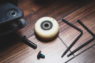 Üretan ön tekerlek yerine agresif inline paten üzerinde. Anahtar aracı ve düşük profil lastik tekerlek yatakları ile hex. Paten işlemi evde onarın. Profesyonel paten önyükleme bakımından