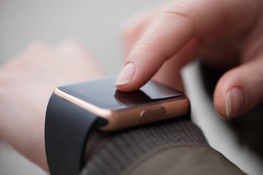 Ekran dokunaklı kadın moda akıllı izle, kullanarak kapatın. Bu modern teknoloji sağlar kolayca adlı internet ve sosyal medya ile istediğiniz yerden bağlı ağlar