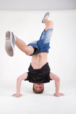 beyaz zemin üzerine gencin bboy eğitim 