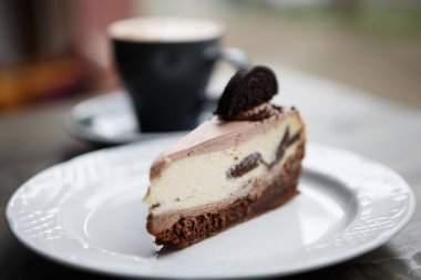 Çocuk oyuncağı ile taze sütlü kahve içkinin tadını çıkarın