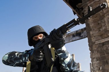 Silahlı subay yarı otomatik Glock tabanca ile hedefleme  