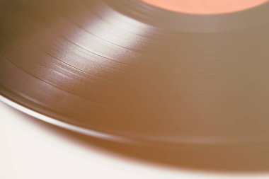Retro hippi müzik çalar. Vintage elektronik aygıt dinleme vinil kayıtlar için