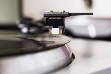 Vinil rekor müzik ile oynarken pikap. Dj, gece kulübü ve retro hipster tema veya ses meraklısı için yararlı donatım.