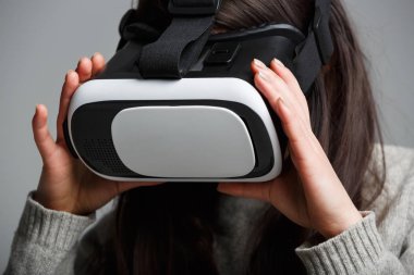 Stüdyo mobil oyunlar apps için yeni sanal gerçeklik gözlükleri tadını Genç beyaz kız portresi. Kız yenilikçi 3d vr mezartaşı ile mobil oyun uygulama kullanın. Trendy augmented gerçeklik gadget oyun