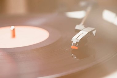 Retro hippi müzik çalar. Vintage elektronik aygıt dinleme vinil kayıtlar için