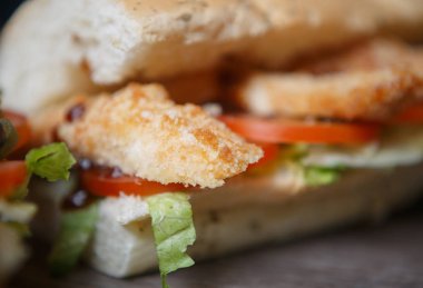 Taze sandviç domates, jambon ve parmesan peynir dilimi, siyah zeytin ve kafede masada hardal sosu ile. Fast food restoran menü kapatın. Delicious sokak yiyecek çanak. 