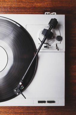 Vinil rekor müzik ile oynarken pikap. Ev hi-fi sistemi ses meraklıları için. Üstten görünüm.