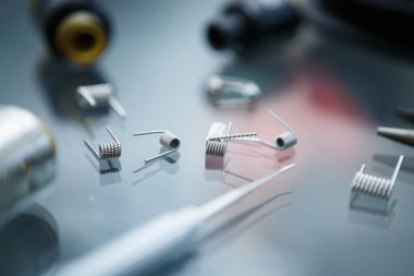 Vape Dükkanı. Modern vaping cihaz bakım ve yükseltme bölümlerinde kapatın. O popualr ecig vaper cihaz satın. Elektronik Sigara İçilmeyen ejuice için aracı. Bobin Teli kutusunda mod için