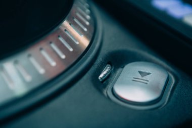 Pikap dj vinil plak çalar yakın kadar dijital müzik Dj için analog ses teknolojisi. Yakın, makro disk jokey profesyonel stüdyo, konser, etkinlik için donatım