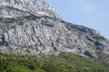 Yürüyüş için güzel rocky Dağları. Doğal duvar kağıdı. Milli Parkı dağ Biokovo içinde Croatia.Landscape geçmiş yaz tatil tur için. Dağ parkta yürüyüşe gidin. Mavi gökyüzü
