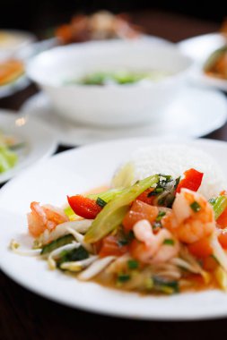 Kereviz ve karides lezzetli Çin salatası. Ekzotik mutfak ile Asya restoran menü. Geleneksel Vietnam yemekleri menü öğesi. Yakın çekim