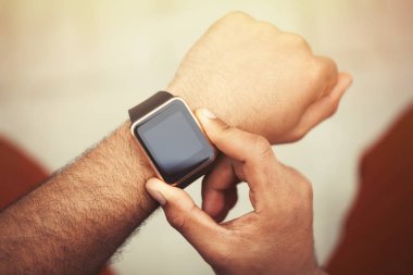Afrika siyah adamın trendy akıllı saati eller. Internet, şamata sosyal medya her zaman kalmak sağlar bağlı Modern Gadget'ı. Makro yakın çekim kol saatleri.