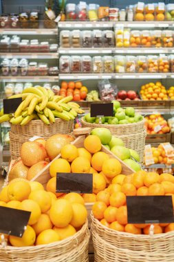 Taze portakal ve diğer meyve gıda mağaza.
