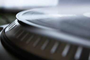 bir DJ için profesyonel ses ekipmanları. pikap vinil Pikaplar ve 2 kanal ses denetleyicisi karıştırma. 