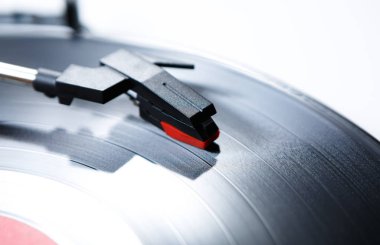 Reto hippi müzik çalar. Vintage elektronik aygıt dinleme vinil kayıtlar için