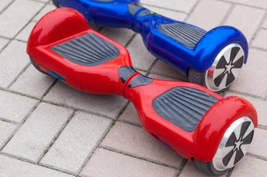 Modern ulaşım teknolojisinin - elektrikli mini segway veya scooter vurgulu kurulu. Kolay ve eğlenceli bir şekilde şehrin sokaklarında elektrik gücüyle binmek için. Hiç hava kirliliği üreten enerji effetive kişisel kentsel ulaşım gelecek bu