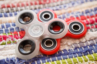 Parmak spinner oyuncak yatakları üzerinde. Süper popüler iplik aygıt. Topluca spinners ile oynarken zevk. Serin plastik Gadget eğlenmek için döner. Güzel mekanik karşı oyun