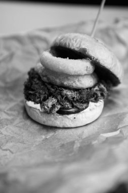 Ton balıklı hamburger kızarmış soğan halkası ile fast food Restoran kağıt tabakta servis