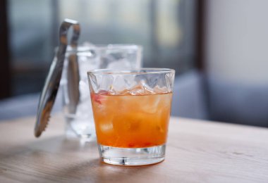 Lezzetli uzun portakal suyu ile bir içki. Tekila sunrise kokteyl Restoran. Serinletici içeceklerin keyfini çubuk 