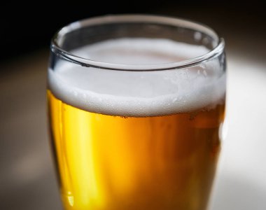 Bardak taze demlenmiş zanaat lager bira. Gazoz light bira crystlal köpük bubles ile yüksek bir fincan cam dishware temizleyin. Her pub ana alkollü içki yetişkinler için