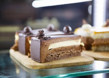 Deliciuous bisküvi kek buzdolabında saklanır. Itailan Cafe Pastane. Pasta restoran menü öğeleri. Taze pişmiş kek kahve ile öğle yemeği için zevk. Tatlı gıda yakın çekim