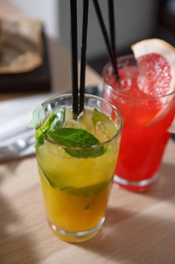 Taze doğal alkol kokteyl ROM, fesleğen yaprakları ve limon kireç ile. Barda lezzetli alocohil içeceklerin tadını çıkarın. Sıcak yaz sezonu için kokteyler.