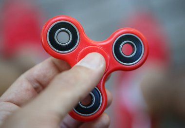 Stres süper popüler topluca spinner oyuncak ile serbest bırakın. Yeni Gadget'ı elinde spin ve dinlenmek için ne yapıyorsun? Kuzineler, Genç ve yetişkin insanlar için modern dönen oyuncaklar. Gidişli eğlence nesne