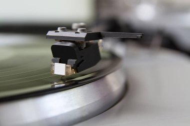 müzikal vinil kaydı ile pikap oyuncu. dj, gece kulübü ve retro bir tema için yararlı.