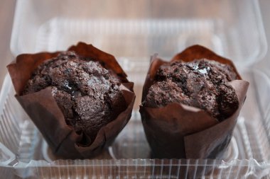 Plastik gıda kap içinde çikolatalı kek götürün. Şekerli tatlı tatlı kafede pişmiş. Muffin kek kahve molası için çift. Yakın çekim