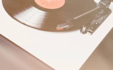 Retro hippi müzik çalar. Vintage elektronik aygıt dinleme vinil kayıtlar için