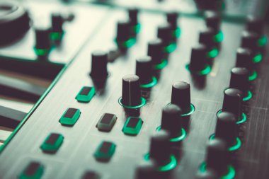 Profesyonel ses ekipmanları için dj remix ve konser, parti müzik çalmak için. Ses stüdyo teknoloji kayıt. MIDI klavye piyano, Fader ve düzenleyiciler ile dijital müzik aleti