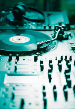 Turntable vinil müzik çalar, analog ses teknolojisi DJ için analog ve dijital müzik çalar. Kapat, profesyonel stüdyo, konser, etkinlik için makro ekipman.