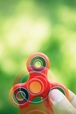 Kırmızı spinner kıpır aygıtı elinde. Adam harika yeni iplik oyuncakla oynamak. Bu serin yeni denge oyunu zevk ve yeni püf noktaları öğrenin. Süper popüler gadget orta yatakları ile. Dikey