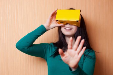 Artar veya sanal gerçeklik karton kulaklık bir akıllı telefon video oyunları oynarken çok eğlenceli olabilir. 